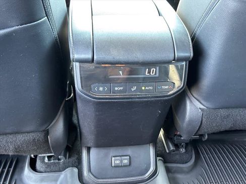 Used 2022 Toyota Highlander XLE AWD/4WD image 9
