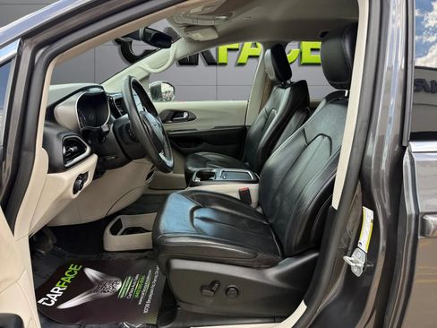 Used 2022 Chrysler Pacifica Touring-L FWD image 16