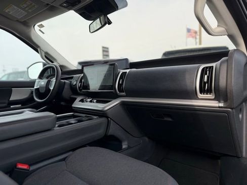 Used 2025 Ford Expedition Active image 17