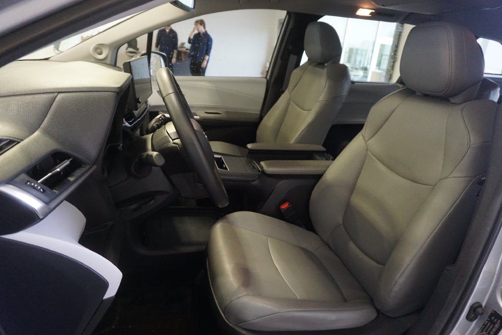 Used 2025 Toyota Sienna XLE w/ XLE Plus Package AWD/4WD image 19