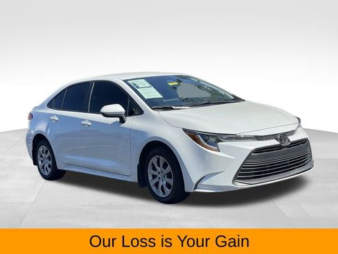 Used 2025 Toyota Corolla LE image 3