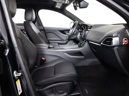 Used 2018 Jaguar F-PACE Premium image 26