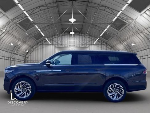 Used 2025 Lincoln Navigator L Reserve AWD/4WD image 2