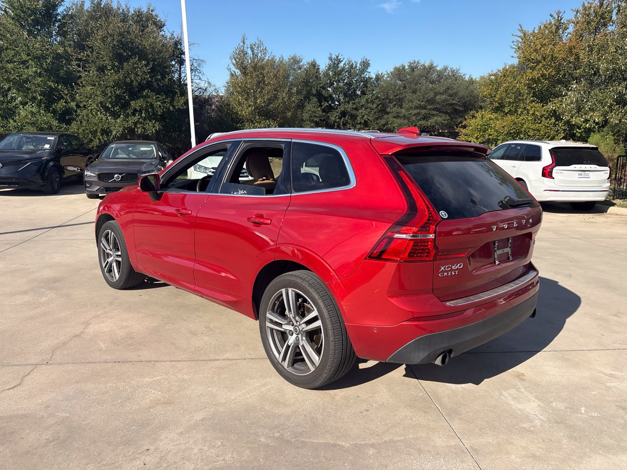 Used 2019 Volvo XC60 T5 Momentum w/ Multimedia Package FWD image 7