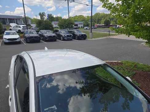 Used 2018 Toyota Prius Three Touring FWD image 6