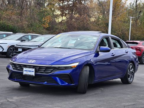 Used 2025 Hyundai Elantra SEL image 4