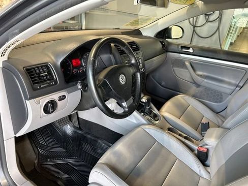 Used 2009 Volkswagen Jetta SE FWD image 2