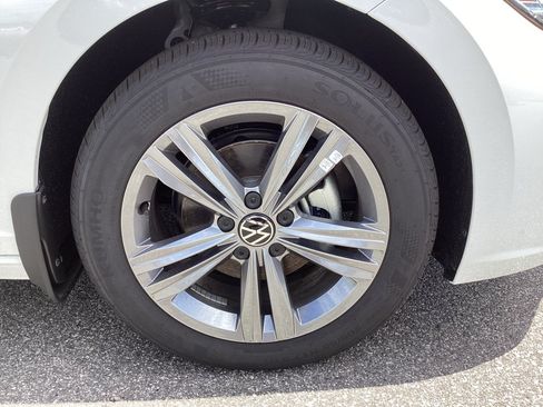 Used 2024 Volkswagen Jetta SE w/ Panoramic Sunroof Package FWD image 25