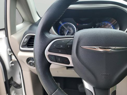 Used 2022 Chrysler Pacifica Touring-L FWD image 15