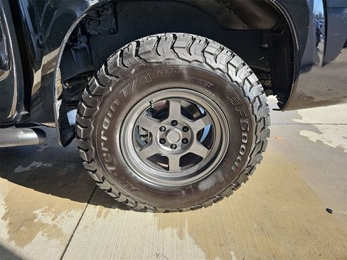 Used 2024 Nissan Frontier SV image 31