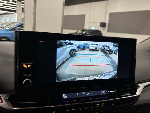 Used 2025 Toyota Sienna XLE image 17