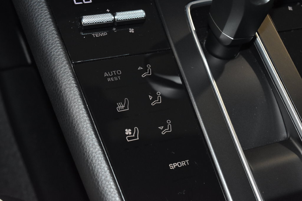Certified 2026 Porsche Macan AWD/4WD image 16
