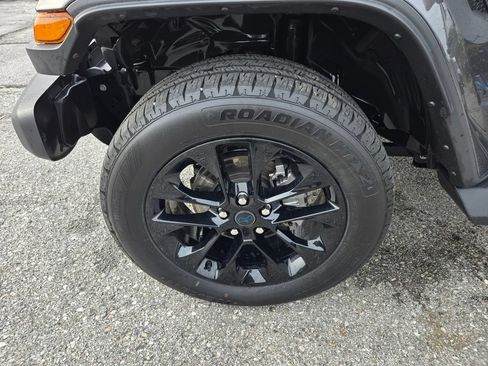 Used 2025 Jeep Wrangler Unlimited Sahara AWD/4WD image 10