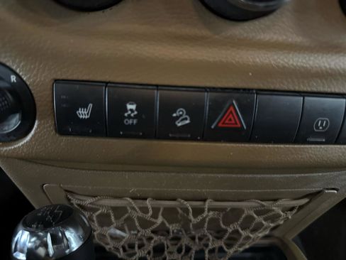 Used 2015 Jeep Wrangler Unlimited Rubicon w/ Connectivity Group AWD/4WD image 22