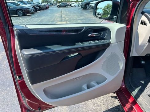 Used 2015 Chrysler Town & Country Touring w/ Driver Convenience Group FWD image 29