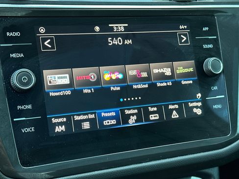 Used 2022 Volkswagen Tiguan SE w/ Panoramic Sunroof Package image 19