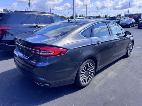 Used 2017 Ford Fusion SE w/ Fusion SE Technology Package FWD image 4
