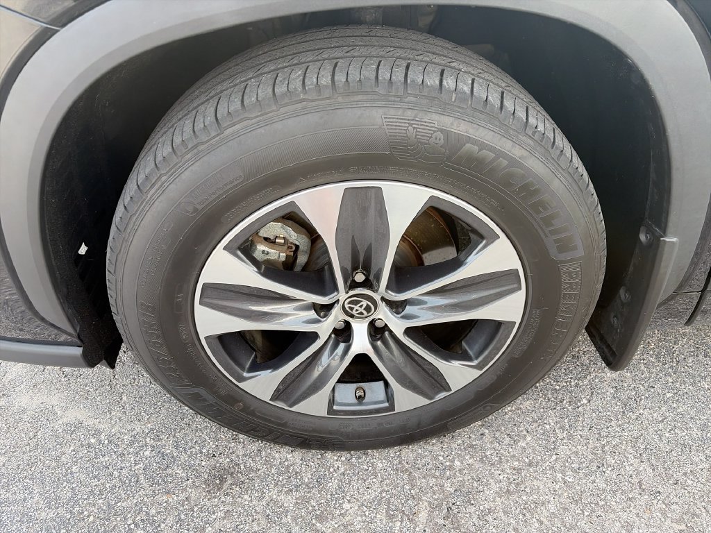 Used 2024 Toyota Highlander XLE FWD image 37