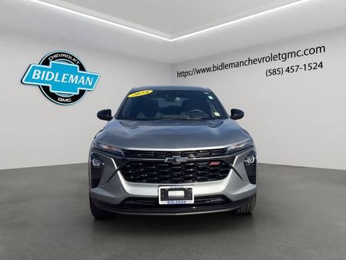 Used 2024 Chevrolet Trax RS FWD image 2
