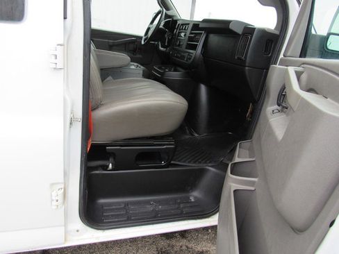 Used 2017 Chevrolet Express 2500 RWD image 13