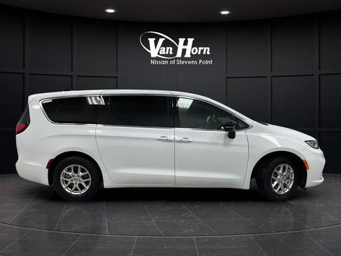 Used 2024 Chrysler Pacifica Touring FWD image 2