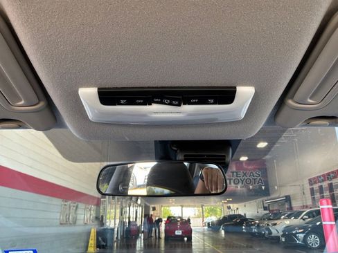 Used 2025 Nissan Versa SV FWD image 15