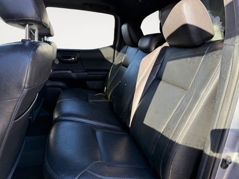 Used 2017 Toyota Tacoma TRD Off-Road image 12