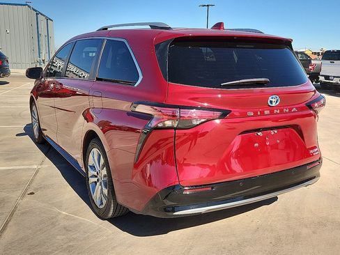 Used 2023 Toyota Sienna Platinum image 2