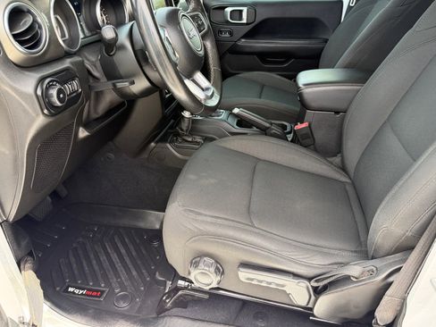 Used 2019 Jeep Wrangler Unlimited Sahara AWD/4WD image 15