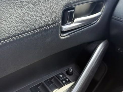 Used 2022 Toyota Corolla Cross XLE FWD image 15