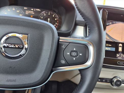 Used 2021 Volvo XC40 T4 Momentum w/ Protection Package Premier image 28