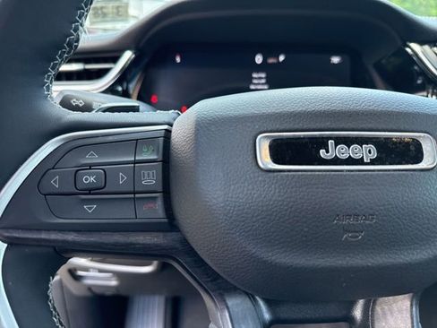 Used 2023 Jeep Grand Cherokee Limited w/ Luxury Tech Group II AWD/4WD image 35