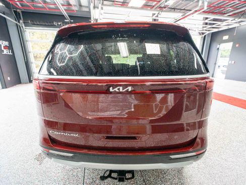 Used 2022 Kia Carnival EX FWD image 3