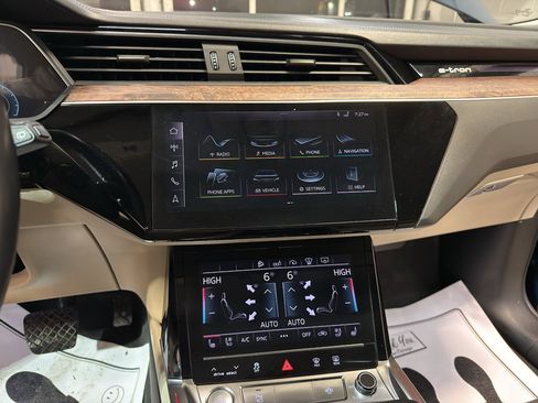 Used 2019 Audi e-tron Prestige w/ Prestige Package image 18