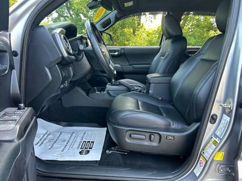 Used 2020 Toyota Tacoma TRD Sport w/ TRD Premium Sport Package AWD/4WD image 21