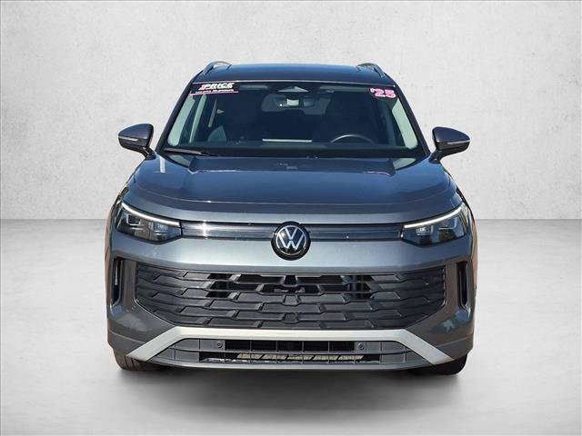 Used 2025 Volkswagen Tiguan SE AWD/4WD image 2