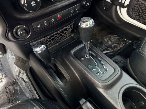 Used 2015 Jeep Wrangler Unlimited Sahara image 17