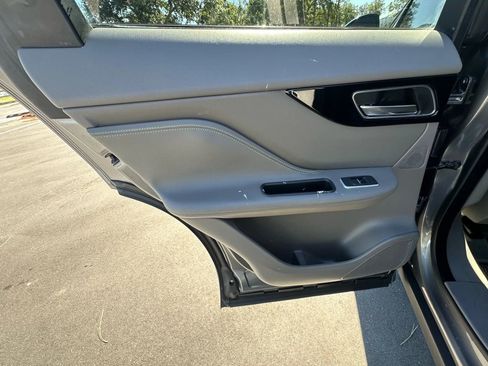 Used 2018 Jaguar F-PACE R-Sport image 33