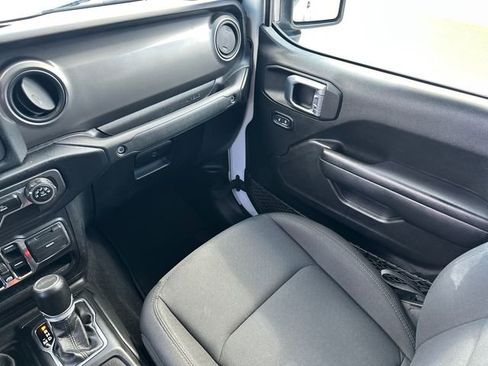 Used 2021 Jeep Gladiator Overland AWD/4WD image 19