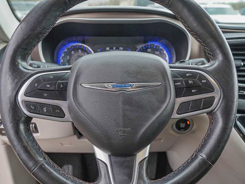 Used 2019 Chrysler Pacifica Touring-L image 12