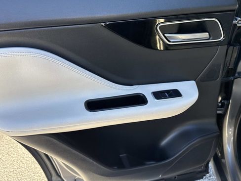 Used 2018 Jaguar F-PACE Prestige image 9