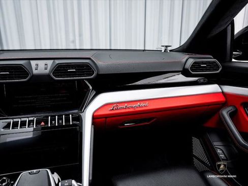 Used 2022 Lamborghini Urus AWD/4WD image 35