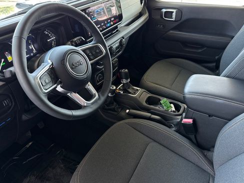 Used 2025 Jeep Wrangler Unlimited Sahara AWD/4WD image 11