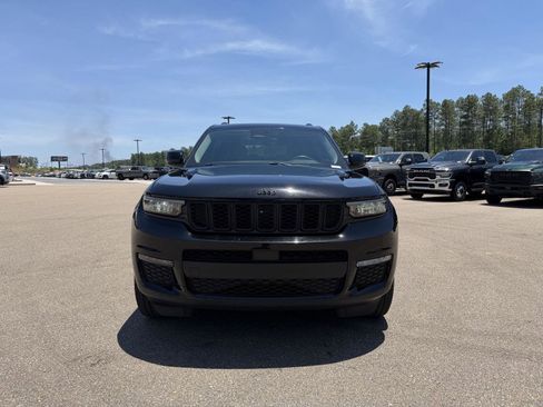 Used 2022 Jeep Grand Cherokee L Limited w/ Black Appearance Package AWD/4WD image 2