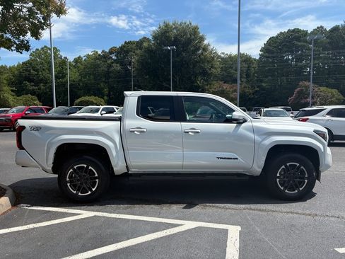 Used 2024 Toyota Tacoma TRD Sport AWD/4WD image 4