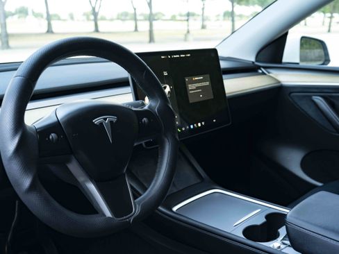 Used 2023 Tesla Model Y Long Range AWD/4WD image 16