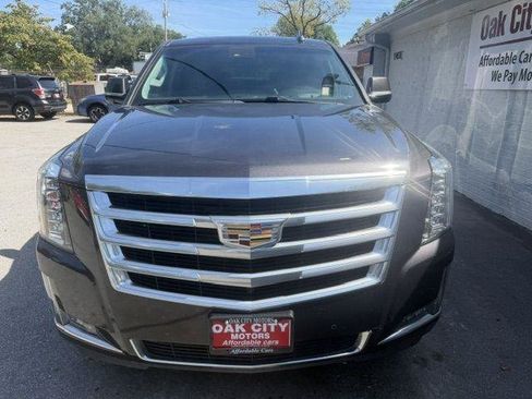 Used 2017 Cadillac Escalade Luxury RWD image 3
