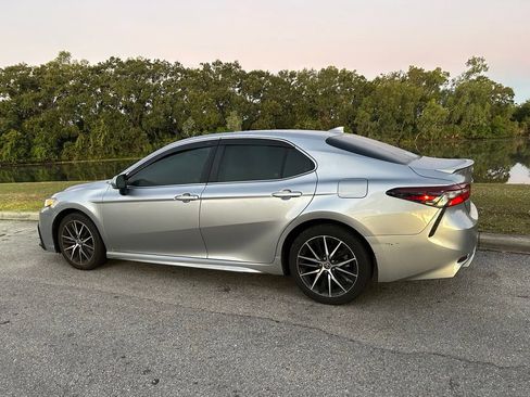 Used 2022 Toyota Camry SE image 3