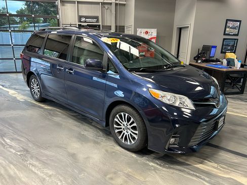 Used 2019 Toyota Sienna XLE w/ XLE Navigation Package FWD image 32