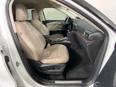 Certified 2022 Ford Explorer Limited w/ Limited Technology Package image 7